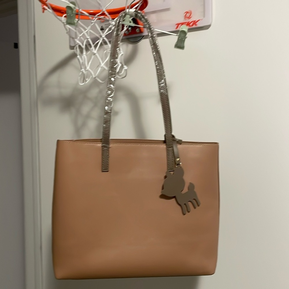 NWT tote for ladies, with 1 inside pocket with zipperr